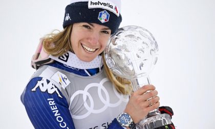La campionessa di sci Marta Bassino alza al cielo la Coppa di Gigante