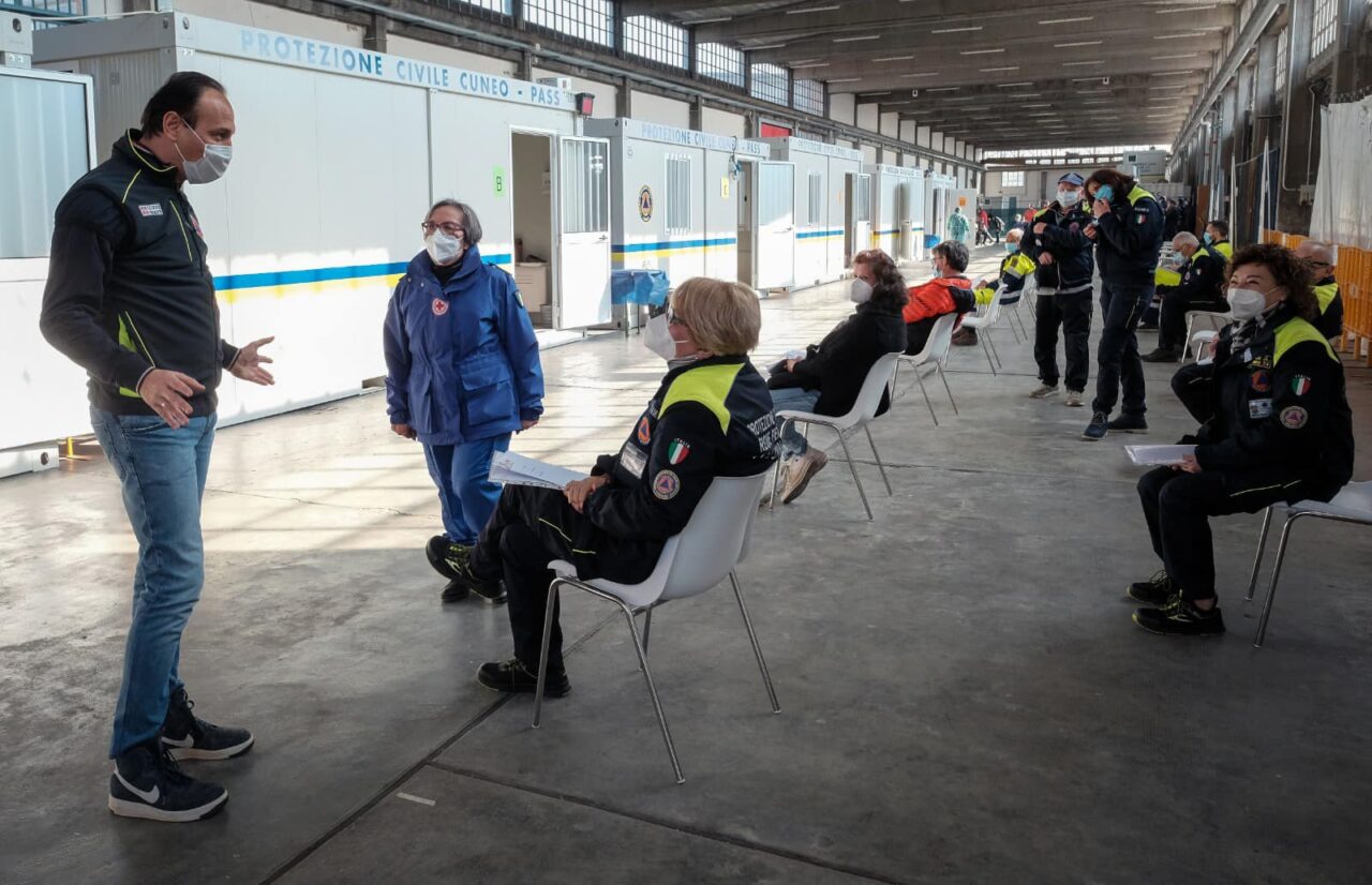 Inizia la campagna vaccinale per la Protezione Civile, Cirio presente all’hot spot di Fossano