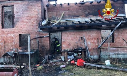 A fuoco nella notte intera abitazione di Chiusa Pesio, illesa la famiglia e cani salvati dai pompieri
