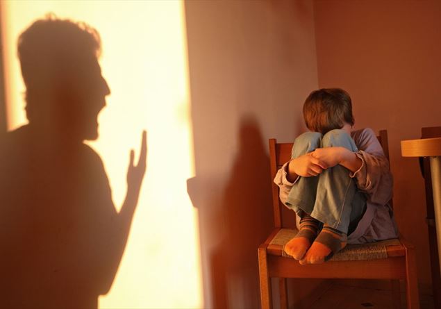 Violenze fisiche e verbali sui bambini, arrestata insegnante di una scuola materna