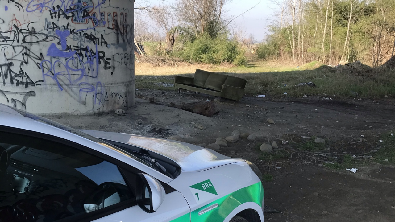 Parti meccaniche, ricambi di auto e addirittura un divano abbandonati per le strade di Bra