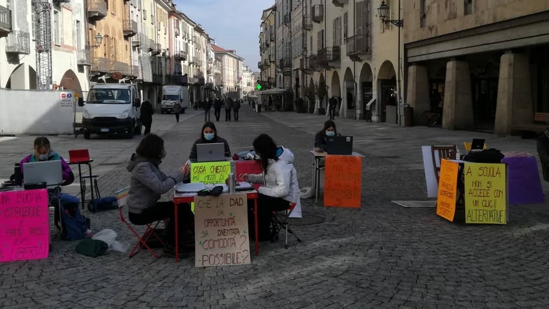 Studenti e insegnanti fanno lezione nel centro storico di Cuneo