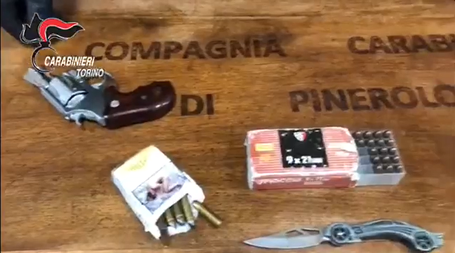 Viaggiano in auto armati di pistole, arrestati due giovani cuneesi
