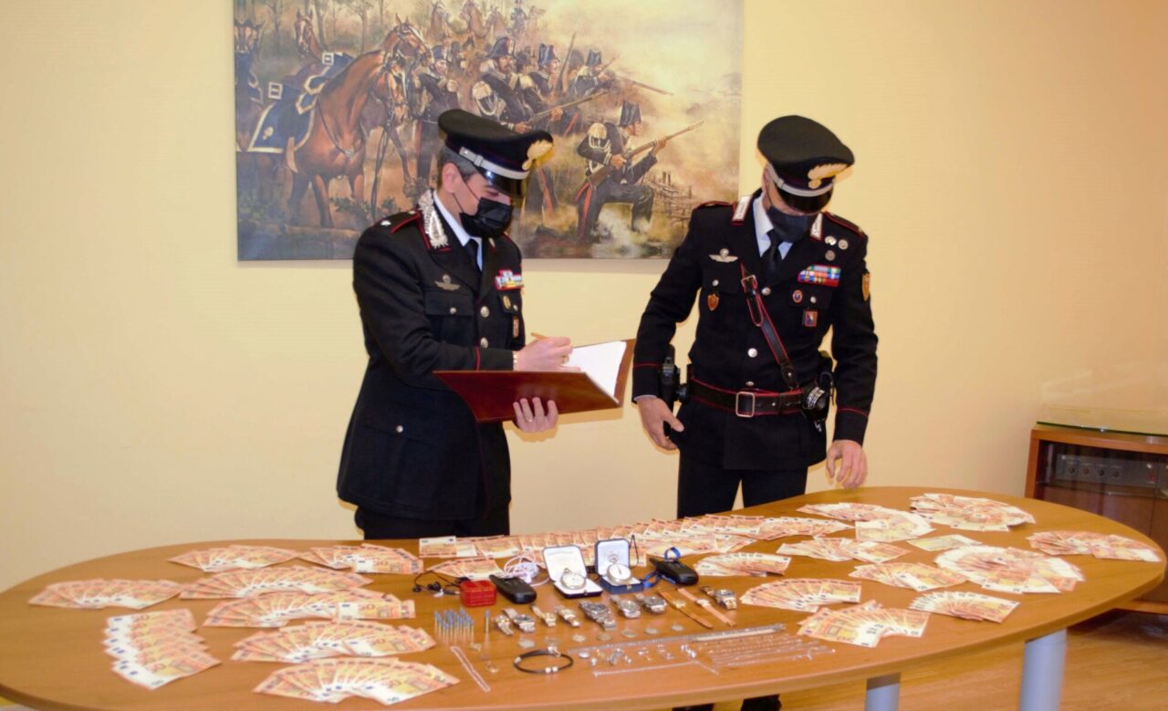 Fanno razzia di gioielli e denaro in una villa dopo aver aggredito i padroni di casa