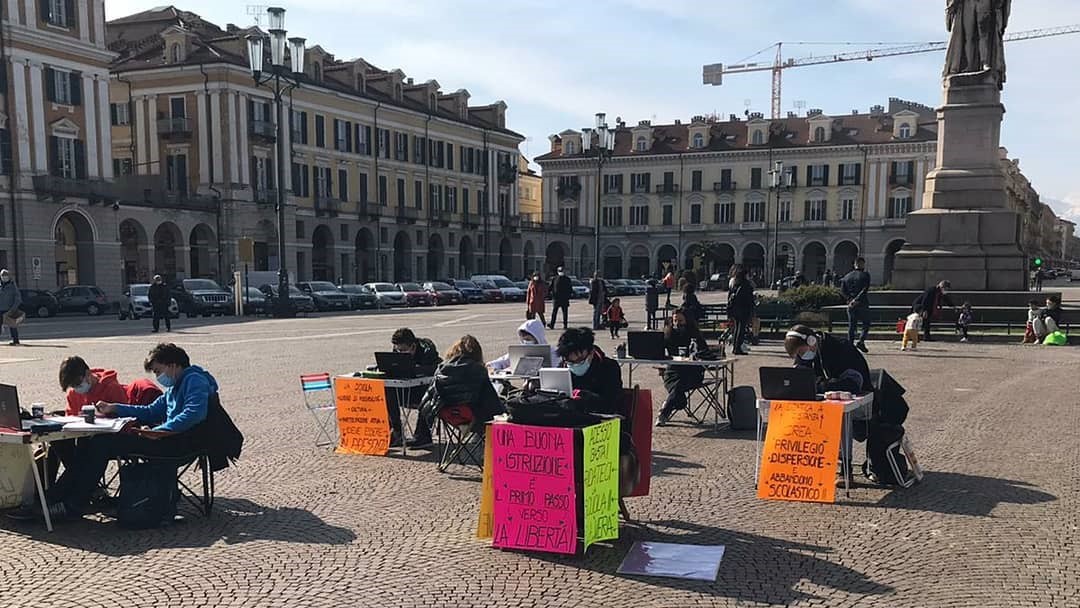 Gruppo di studio in piazza Galimberti per protestare contro la Dad