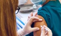 Vaccini Covid: al via le pre-adesioni per gli over60, anche tramite “panchina vaccinale”