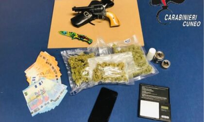 Tra marijuana e ketamina, trovata in casa anche una pistola illegale: in manette 30enne di Alba