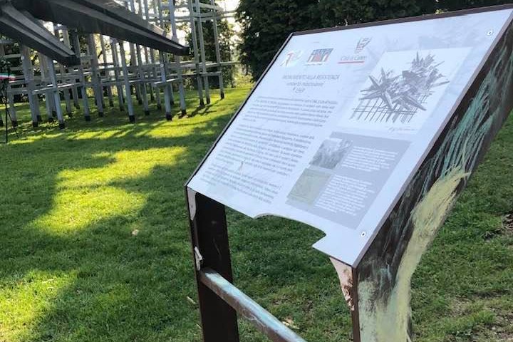 Spaccata e imbrattata la targa commemorativa del Monumento alla Resistenza di Cuneo