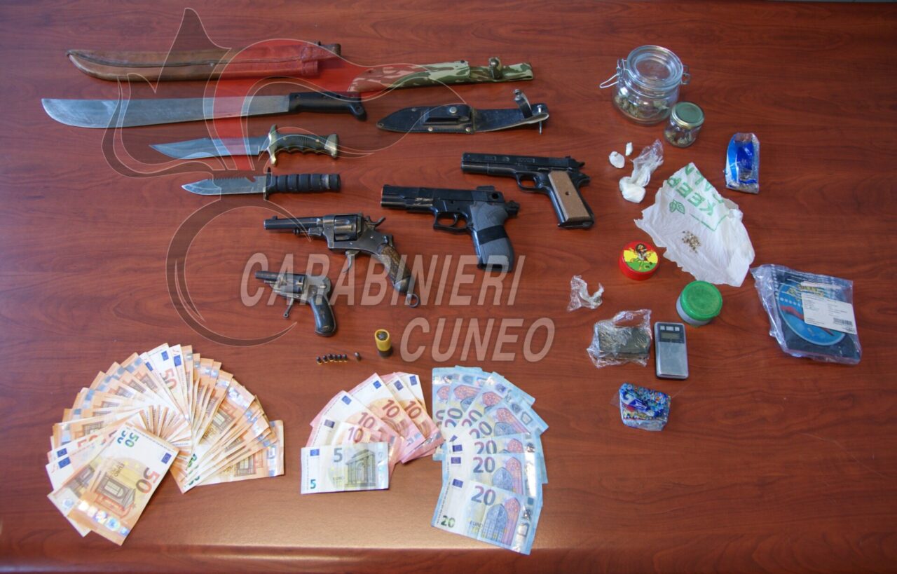 Droga e non solo, gli spacciatori arrestati nel cebano in casa nascondevano 4 pistole e un machete