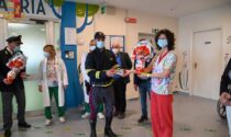 La Polizia di Stato consegna uova di Pasqua ai bimbi dell'ospedale di Savigliano