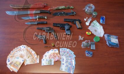 Droga e non solo, gli spacciatori arrestati nel cebano in casa nascondevano 4 pistole e un machete