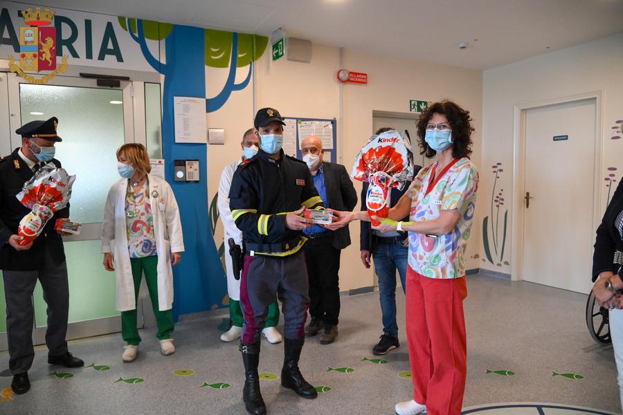 La Polizia di Stato consegna uova di Pasqua ai bimbi dell’ospedale di Savigliano