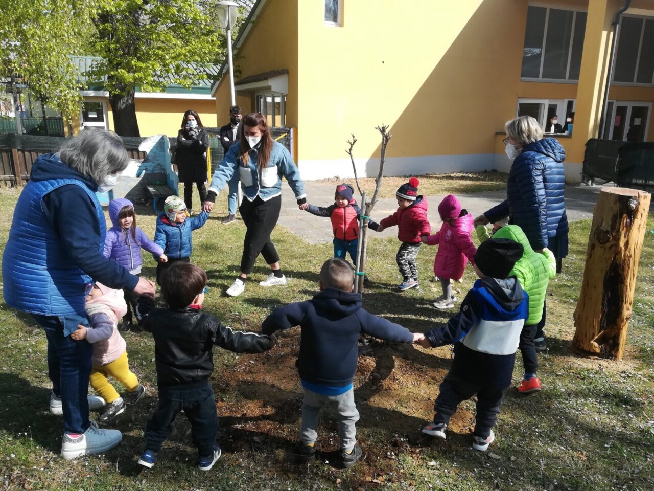 I bimbi del nido di Bra piantano un albero in ricordo della loro maestra prematuramente scomparsa