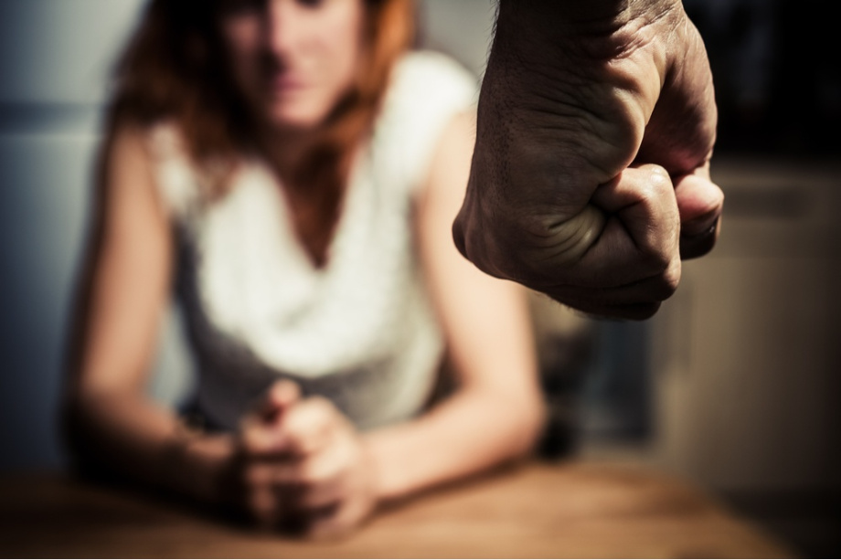 Picchiava la moglie e la faceva vivere in casa come una schiava, arrestato 77enne per violenza domestica