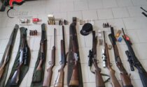 Tenevano fucili carichi in casa anziché nei luoghi legalmente denunciati: sequestrate 25 armi da fuoco
