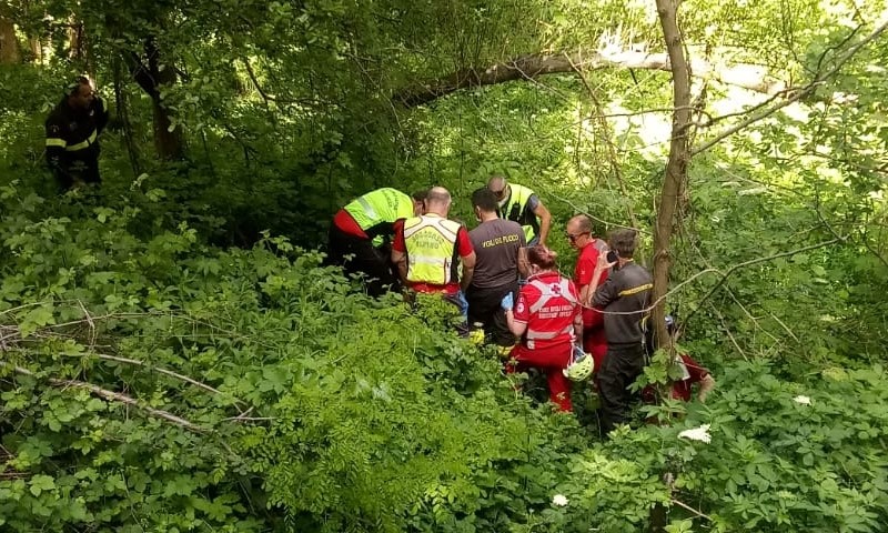 Cade da un pendio scosceso e rimane bloccato per ore in una fitta vegetazione