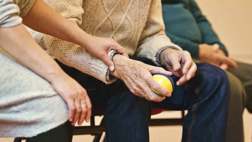 Visite ai parenti nelle Rsa: la riapertura si avvicina, ma le linee guida non sono molto chiare