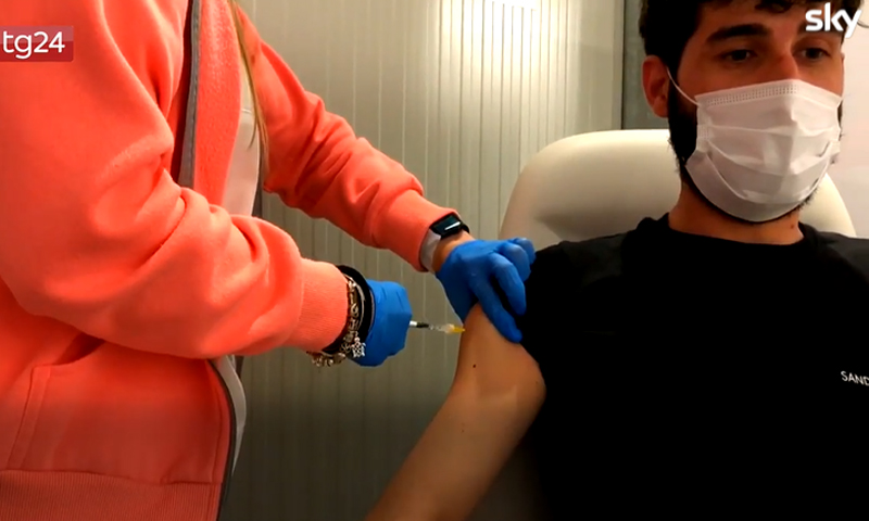 Vaccinazioni Covid: in Piemonte l’open night dedicato ai giovani fa il bis