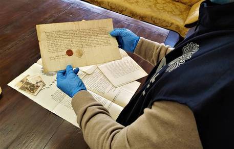 Recuperati 1800 documenti dell’archivio dei Savoia, nascosti da un frate in un’arciconfraternità di Bra