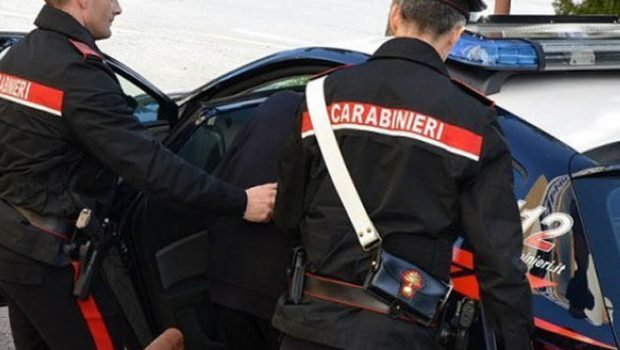 Camionista accoltella un collega per un debito