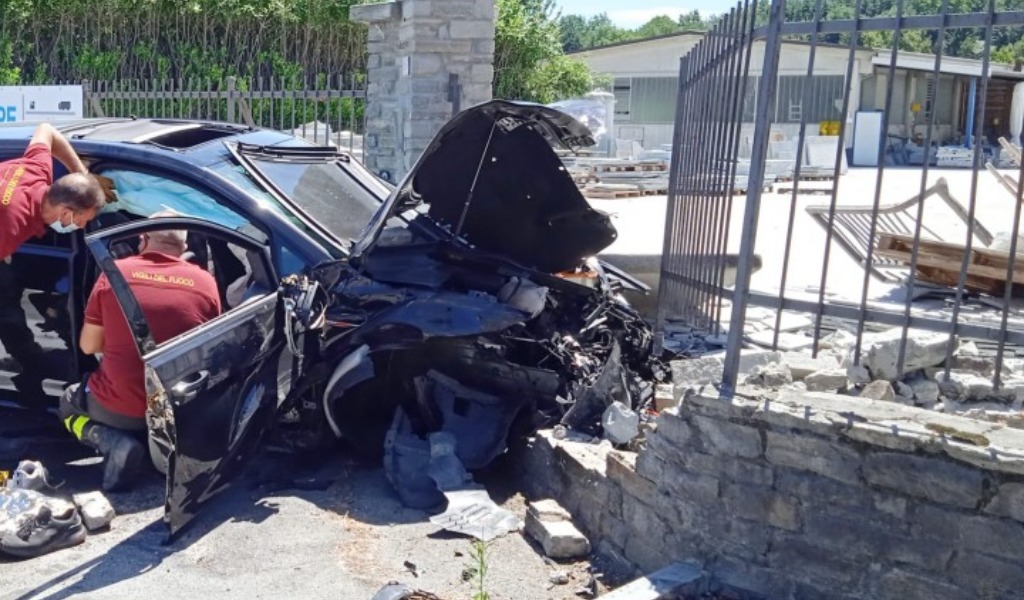 In auto contro un muro: muore ragazza 25enne, ferito in modo grave un 22enne