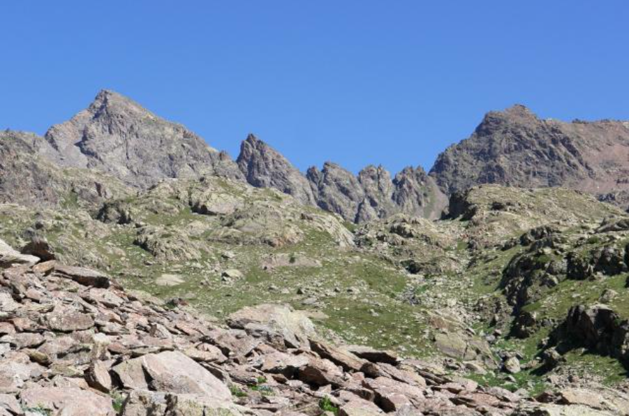 Alpinista colpito da una scarica di sassi ai piedi della parete del monte Gioffredo