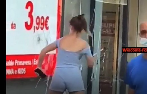 Ragazza di 20 anni spacca a martellate una vetrina poi chiede scusa | VIDEO