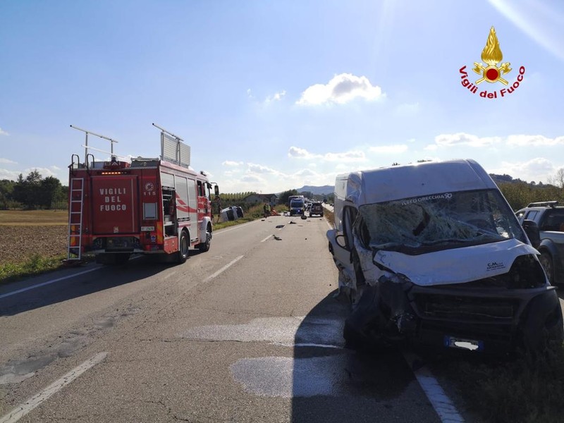 Schianto tra furgoni in Tangenziale ad Alba: muore giovane di 21 anni