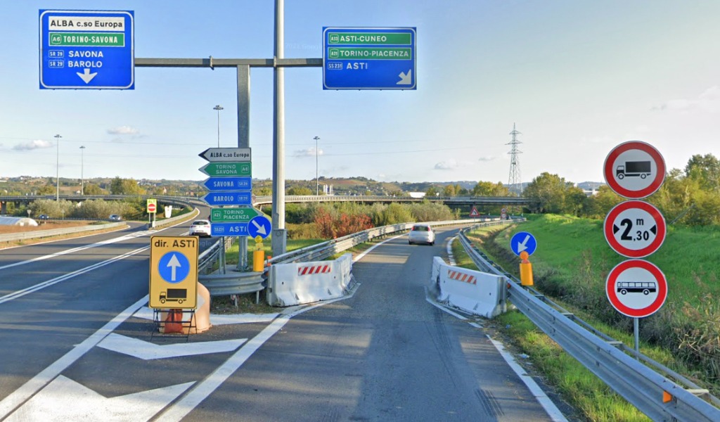 Tangenziale di Alba, rampa d’accesso chiusa ai camion: “Quando la fine dei lavori?”