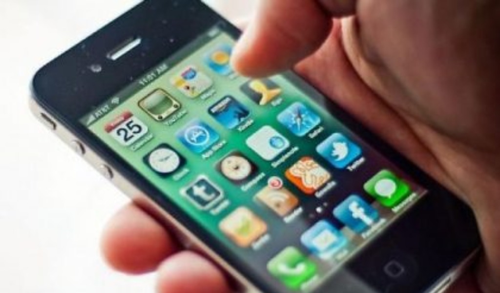 Codici: richieste di aiuto e dati, la truffa che fa perdere il profilo WhatsApp