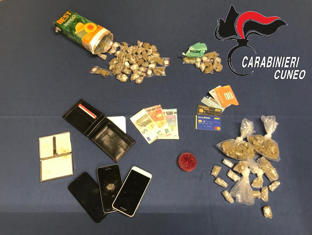 Droga self-service: arrestato spacciatore che la nascondeva in un cartone da succo di frutta