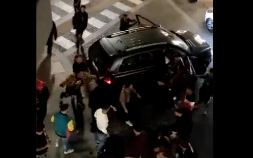 Il branco accerchia il Suv e si scatena il putiferio: il video della maxi rissa in centro a Bra