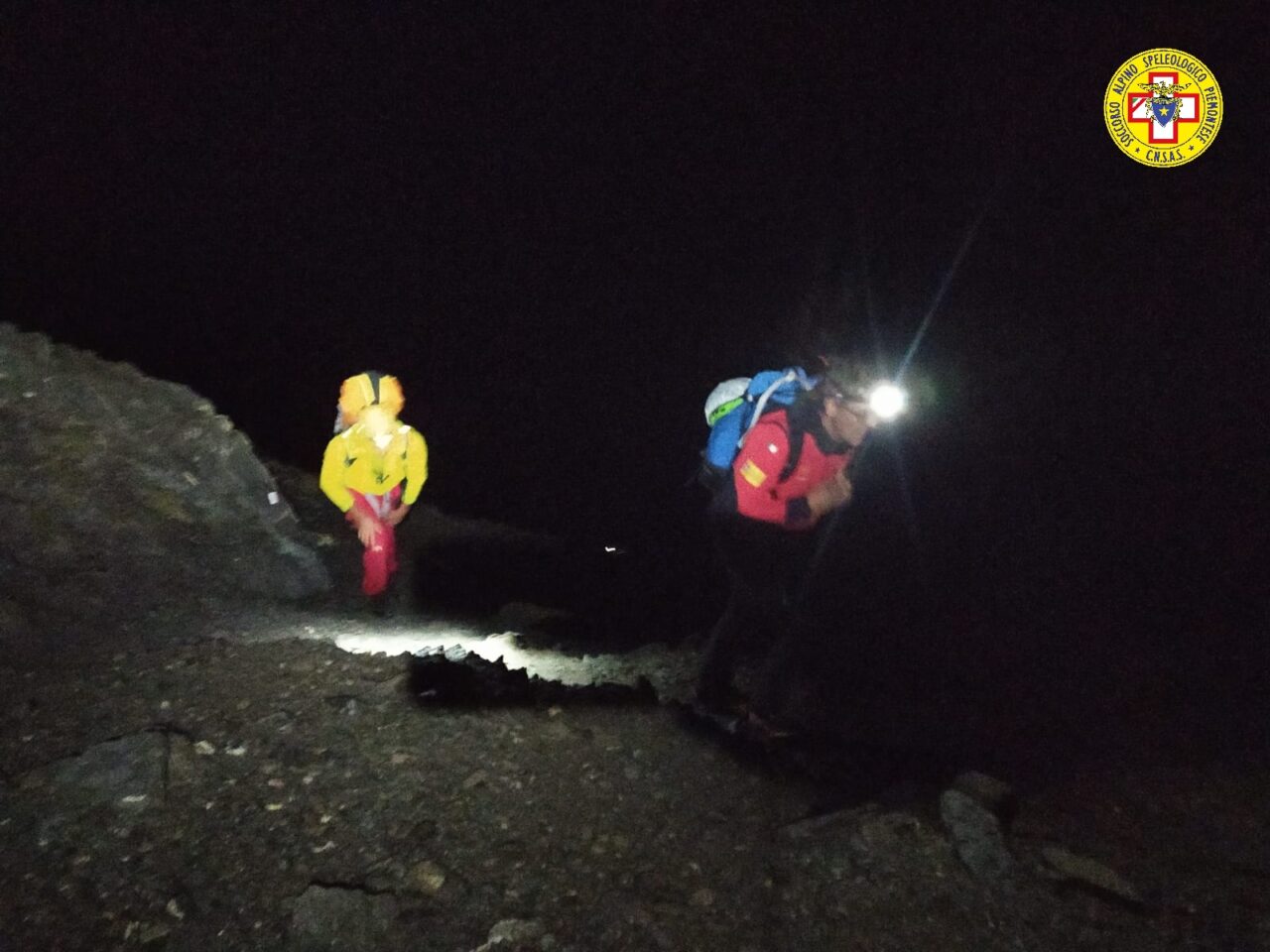 Zio e nipote bloccati di notte in alta Val Maira a quota 3000 metri: le foto dei soccorsi