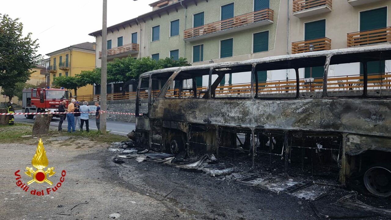 In fiamme un autobus sul Colle di Nava: autista mette in salvo i passeggeri