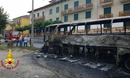 In fiamme un autobus sul Colle di Nava: autista mette in salvo i passeggeri