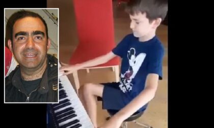 Bambino cieco suona al pianoforte "John Holmes" di Elio e il video diventa virale