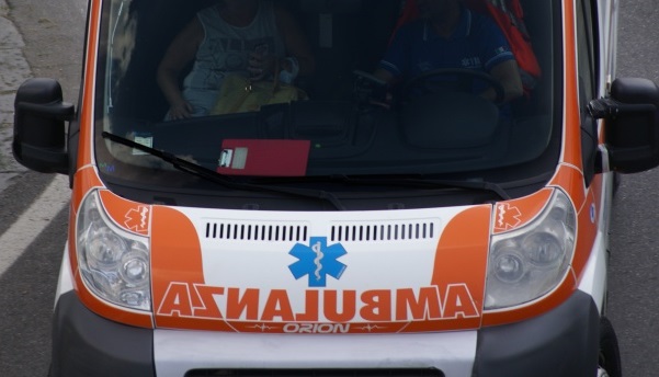 Auto finisce fuori strada: tre persone gravi