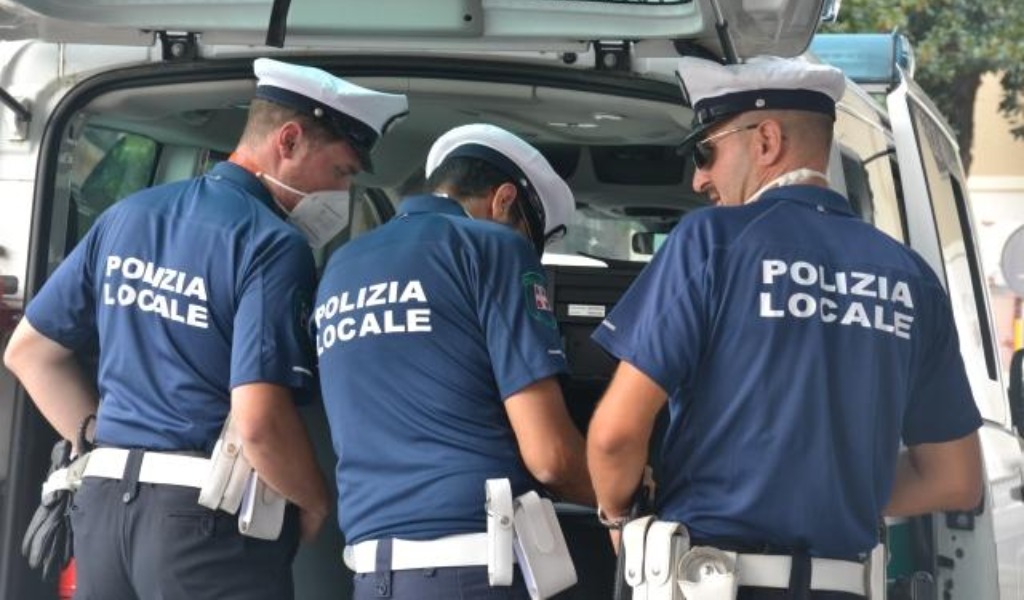In sella a bici rubata fugge alla vista degli agenti, poi li aggredisce: minorenne denunciata