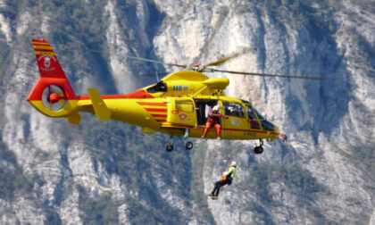 Valanga travolge due scialpinisti: uno illeso, l'altro in ospedale in elisoccorso