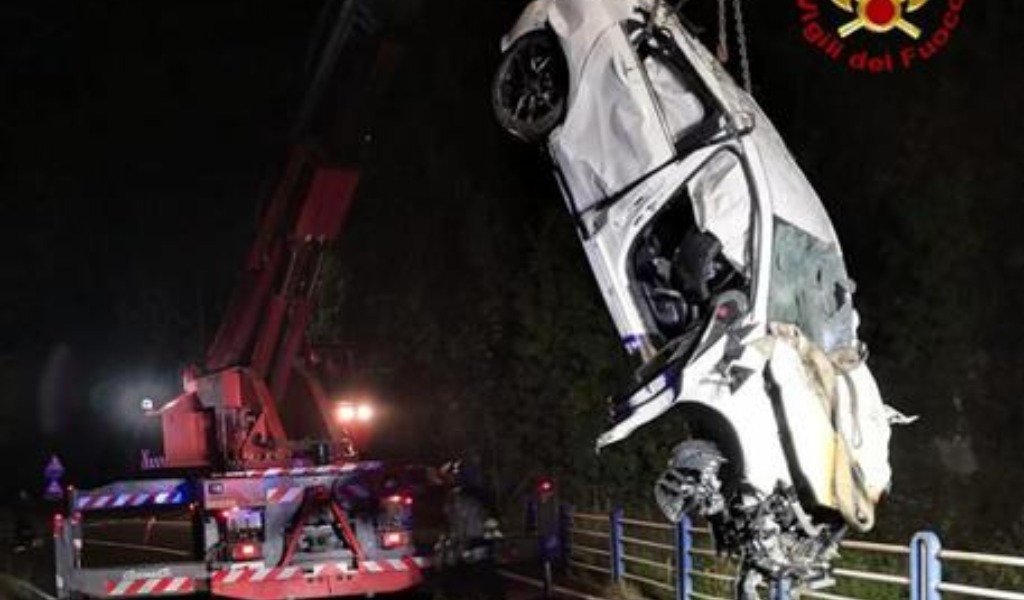 Auto esce di strada e finisce in una scarpata: morti due giovani di 22 e 23 anni