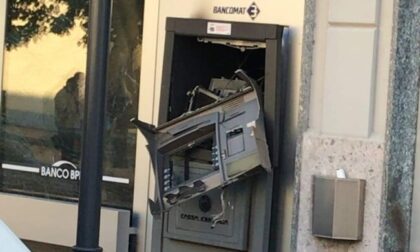 Ladri da strapazzo fanno esplodere il bancomat... e bruciano i soldi