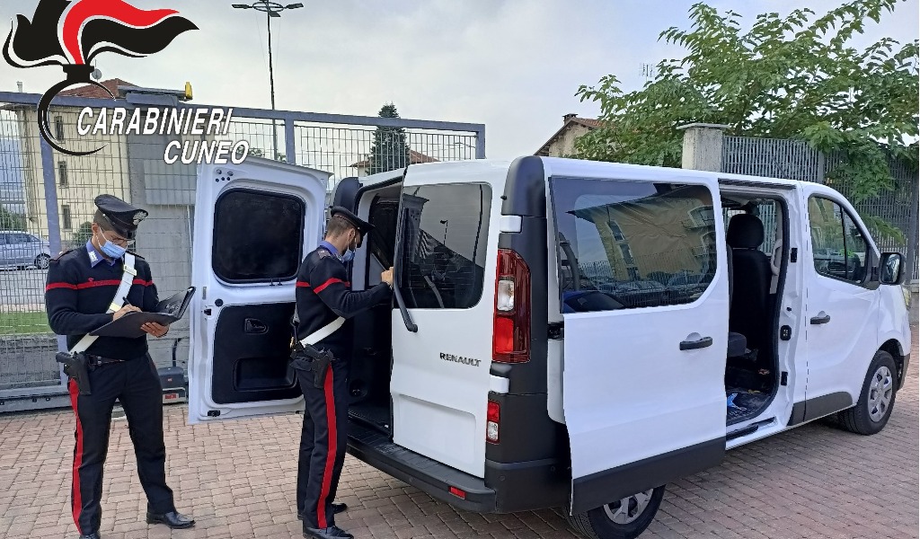 Carabinieri fuori servizio sgomina banda di “passeurs”: tre arrestati