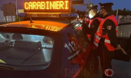Lanciati in contromano in rotonda postano il video su Instagram, ma tra i followers ci sono... i Carabinieri
