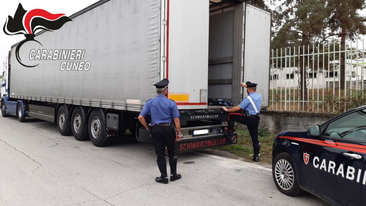 Migranti diretti in Francia s’intrufolano sul camion sbagliato e finiscono… a Mondovì