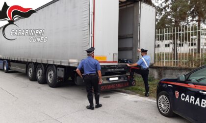 Migranti diretti in Francia s'intrufolano sul camion sbagliato e finiscono... a Mondovì