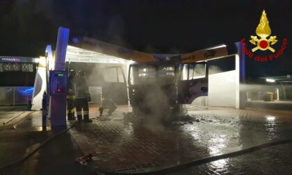 Autocarro prende fuoco in un autolavaggio di Montà d'Alba
