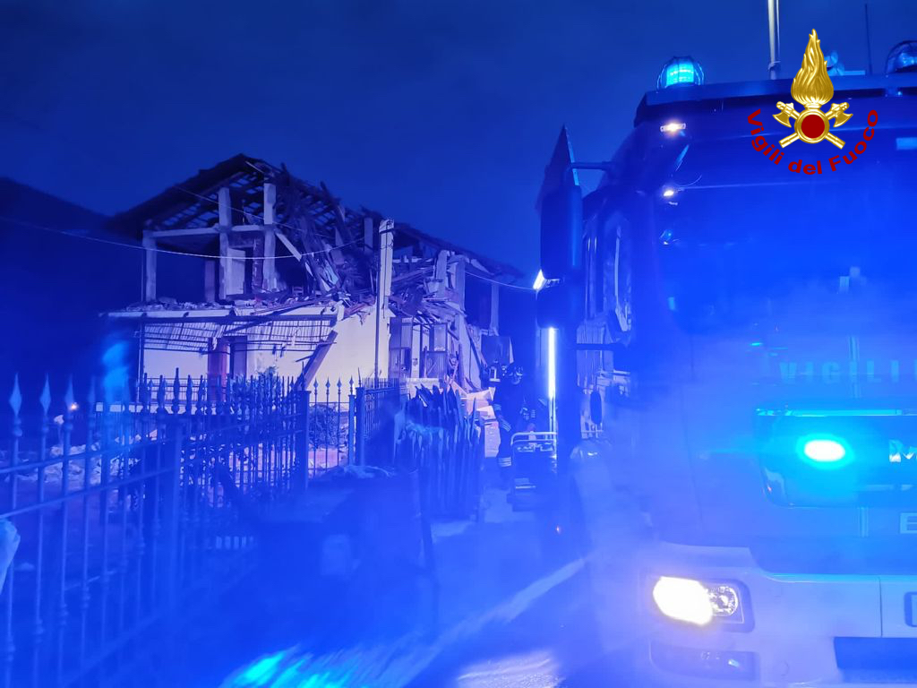 Esplode palazzina per una fuga di gas a Rossana: il video dei soccorsi