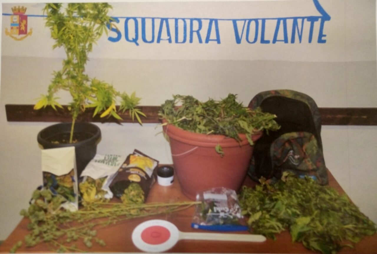 Perde le chiavi e i pompieri lo aiutano ad entrare in casa, ma arriva anche la Polizia che gli sgama la droga
