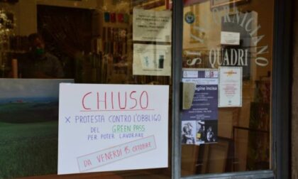 Negozi ribelli chiudono per Green pass e la farmacia invece non li stampa più