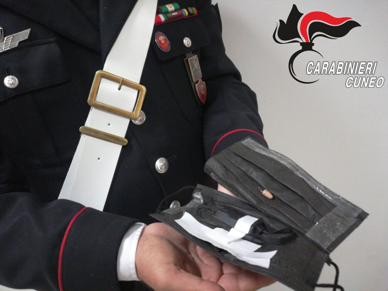 Microcamera nella mascherina per copiare all’esame di patente: denunciato per truffa aggravata
